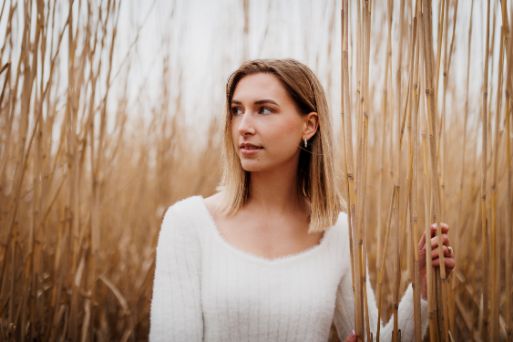 Portrait d'un portrait de femme dans les roseaux