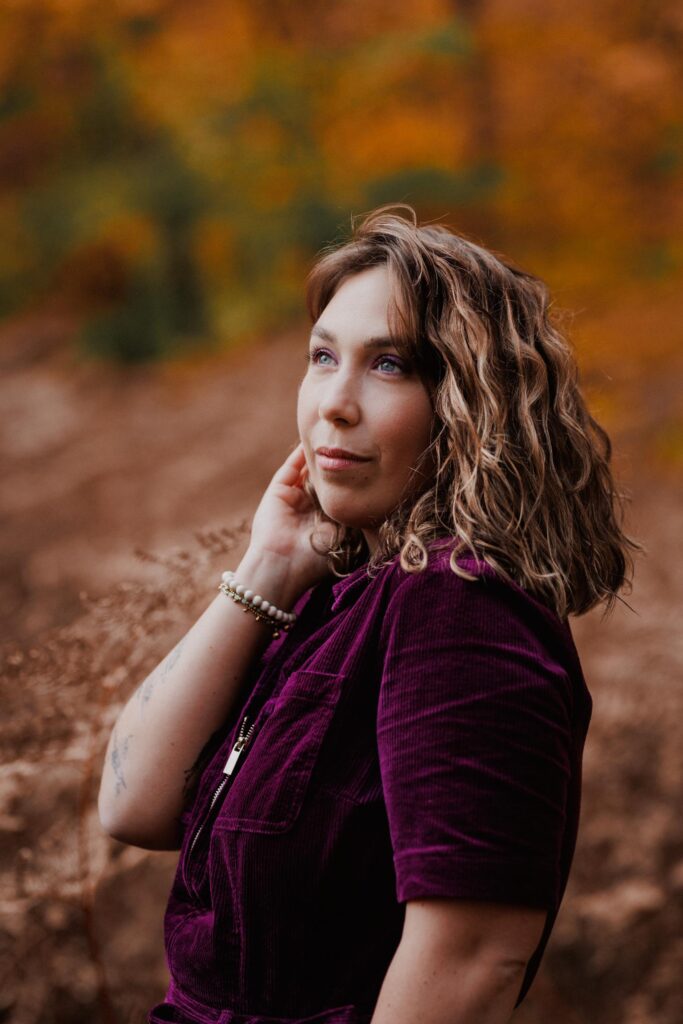 Portrait d'une femme dans la forêt en automne