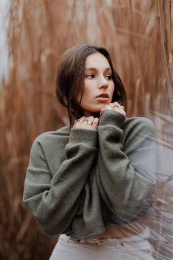 Portrait d'une femme dans les roseaux