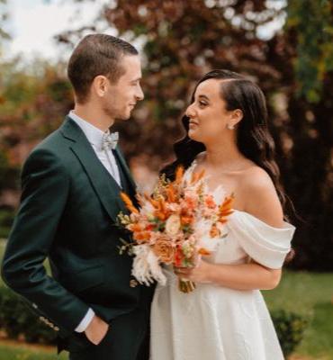 Des mariés qui se regardent en extérieur