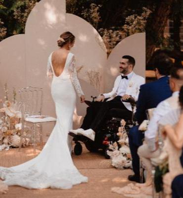 Des mariés qui se regardent pendant une cérémonie Laïque