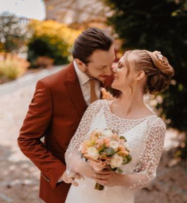 Des mariés qui vont s'embrasser avec des couleurs chaudes