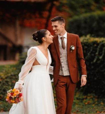 Des mariés qui marchent avec des couleurs automnales